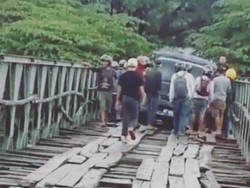 Jembatan Kayu di Bili-bili Gowa Dikeluhkan Warga, Kendaraan Rawan Terperosok