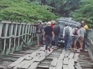 Jembatan Kayu di Bili-bili Gowa Dikeluhkan Warga, Kendaraan Rawan Terperosok Jembatan Kayu di Bili-bili Gowa Dikeluhkan Warga, Kendaraan Rawan Terperosok