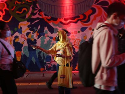Momen Bagi-bagi Takjil Gratis untuk Penumpang KRL