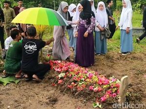 ABG Korban Ledakan Obat Mercon di Kebumen Akhirnya Meninggal ABG Korban Ledakan Obat Mercon di Kebumen Akhirnya Meninggal