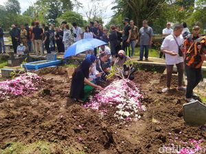 Theresia-Anaknya Dimakamkan Bersebelahan di TPU Giriloyo Magelang Theresia-Anaknya Dimakamkan Bersebelahan di TPU Giriloyo Magelang