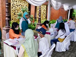 Pemkot Mojokerto Serahkan Bansos Rp 1 Juta ke 387 Anak Yatim Non Panti