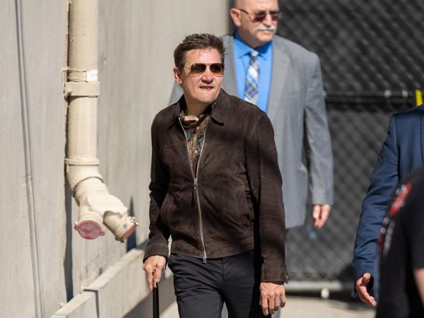 Foto: Jeremy Renner Stylish Setelah Kecelakaan Maut, Jalan Ditopang Tongkat