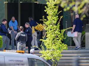 Rekaman Detik-detik Polisi Lumpuhkan Penembak Massal Bank Kentucky