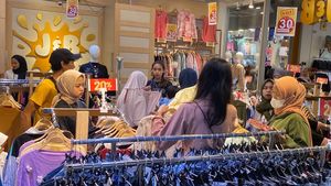 Berburu Baju Lebaran, Pengunjung Serbu Pusat Perbelanjaan di Bandung