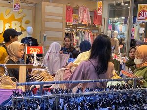 Berburu Baju Lebaran, Pengunjung Serbu Pusat Perbelanjaan di Bandung Berburu Baju Lebaran, Pengunjung Serbu Pusat Perbelanjaan di Bandung