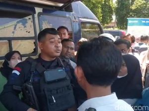 Antrean Ricuh, Penukaran Uang Baru Mobil Keliling di Gresik Batal Antrean Ricuh, Penukaran Uang Baru Mobil Keliling di Gresik Batal