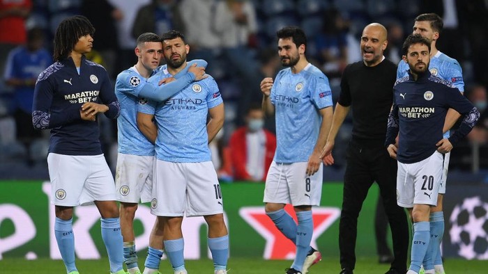 PORTO, PORTUGAL - MAY 29: Phil Foden of Manchester City consoles teammate Sergio Aguero after defeat during the UEFA Champions League Final between Manchester City and Chelsea FC at Estadio do Dragao on May 29, 2021 in Porto, Portugal. (Photo by David Ramos/Getty Images)