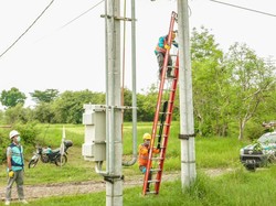 Jaringan PLN Situbondo Diperluas, Warga Dusun Polay Teraliri Listrik