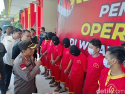 Polisi Tangkap 42 Orang-Sita 1.413 Botol Miras saat Operasi Pekat di Batam