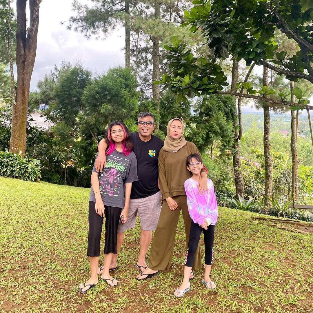 Potret  Abdel Achrian bersama istri dan anak-anak