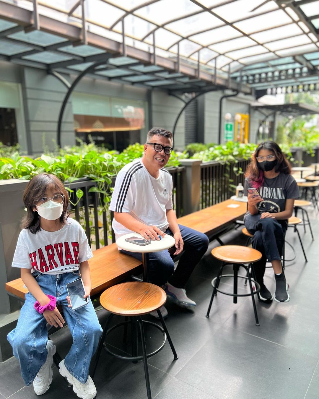 Potret  Abdel Achrian bersama istri dan anak-anak