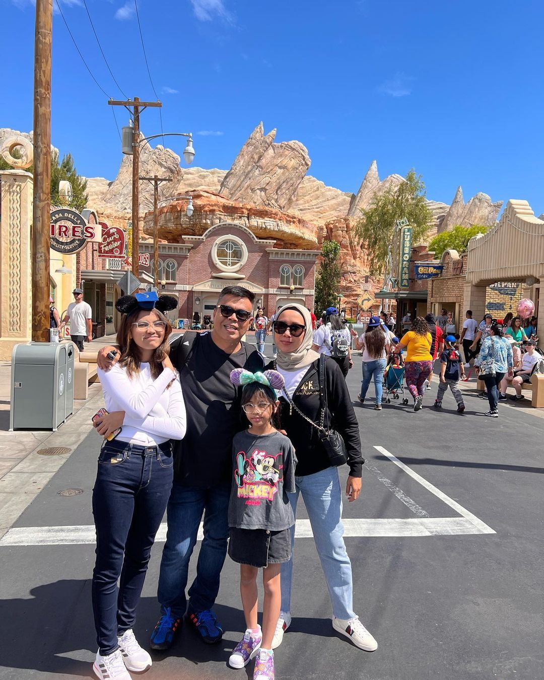 Potret  Abdel Achrian bersama istri dan anak-anak