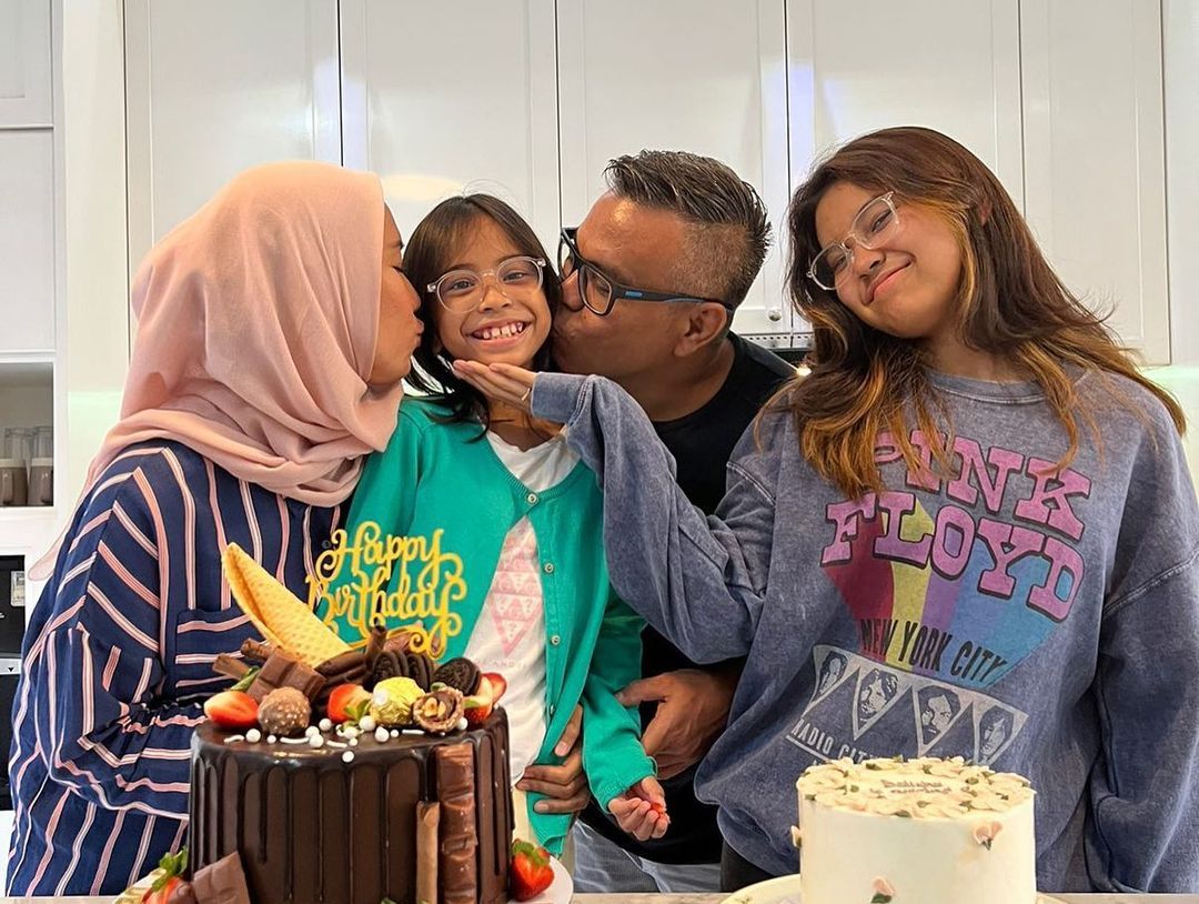 Potret  Abdel Achrian bersama istri dan anak-anak