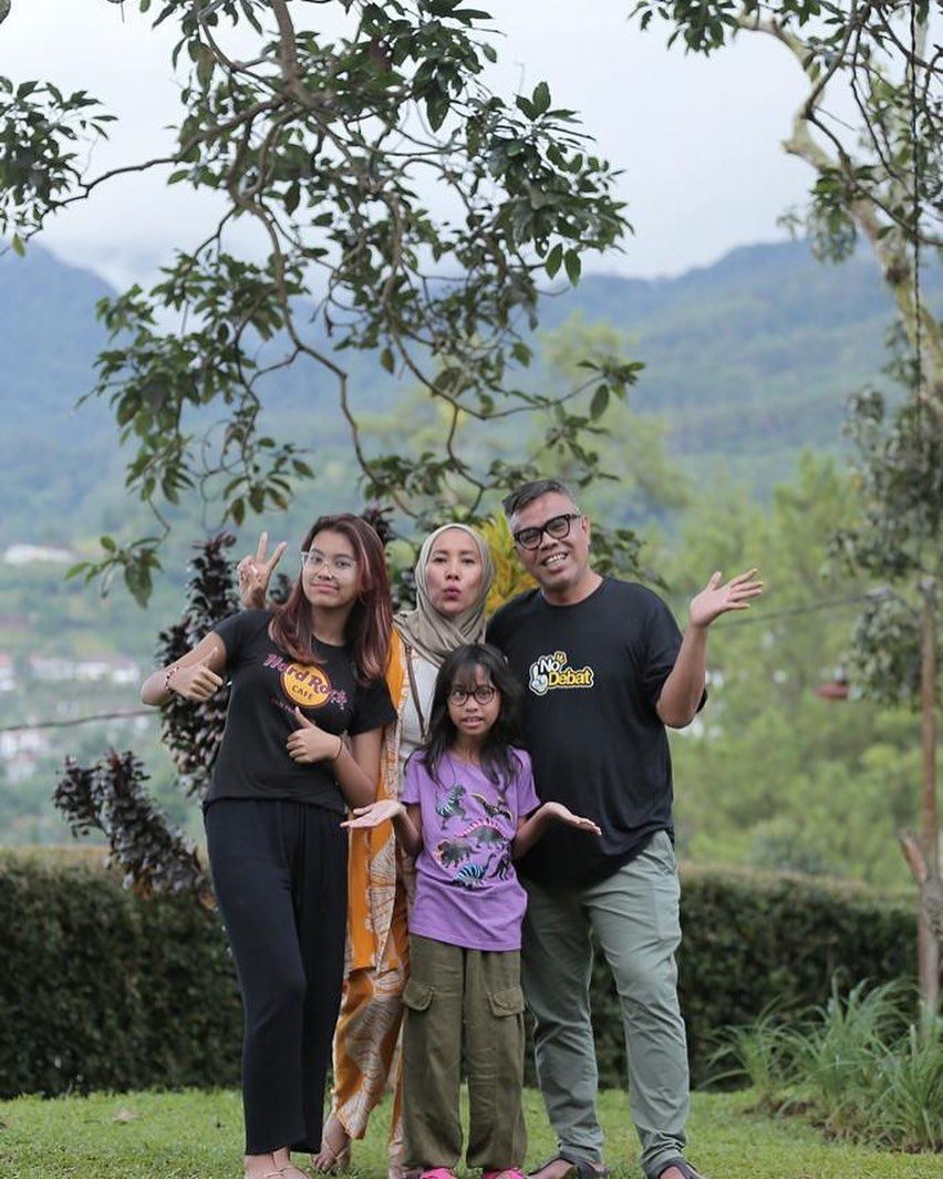 Potret  Abdel Achrian bersama istri dan anak-anak