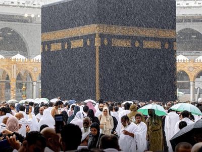 Potret Jemaah Umrah Tawaf di Tengah Hujan