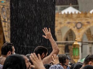 Makkah Dilanda Hujan, Jemaah Diimbau Pakai Payung - Hindari Penggunaan Ponsel Makkah Dilanda Hujan, Jemaah Diimbau Pakai Payung - Hindari Penggunaan Ponsel