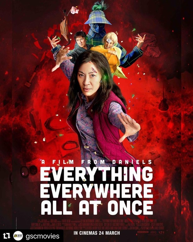 Potret poster film Everthing Everywhere/everythingeverywheremovie Foto poster film Hollywood yang dibintangi artis Asia bertajuk Everything Everywhere.