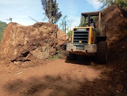 Longsor Batu, Jalur Garut-Bandung Via Pansela Tertutup!