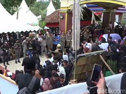 Pemakaman Syukur Bijak Secara Adat, Peti Jenazah Diturunkan dari Lakkean