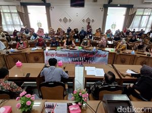 Emak-emak Geruduk DPRD Banyumas Tolak Mandeknya Dana Bergulir Eks PNPM