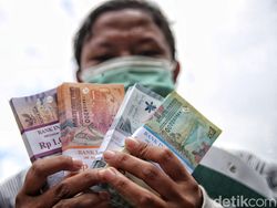 Hukum Menukar Uang untuk THR, Boleh Nggak Ya?