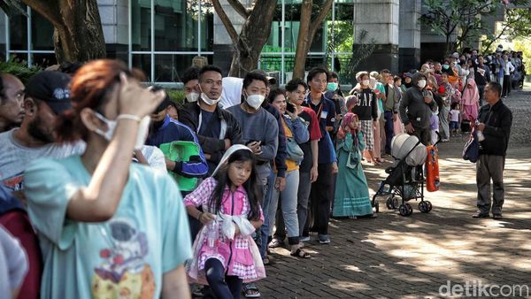 Ratusan Warga Antre Penukaran Uang di Jakarta