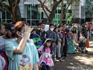 Ratusan Warga Antre Penukaran Uang di Jakarta