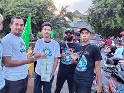 Berdayakan UMKM, Relawan Sandi Uno Bagikan Ratusan Takjil di Jakbar