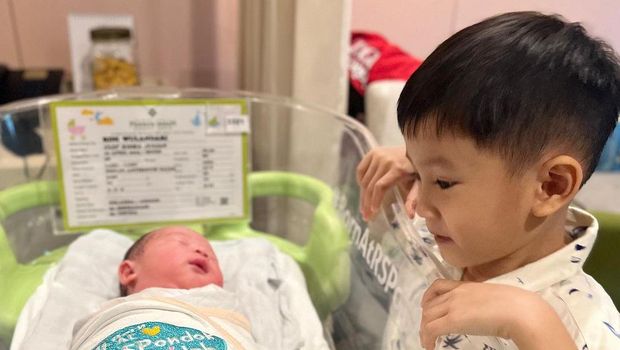 Rinni Wulandari melahirkan anak kedua