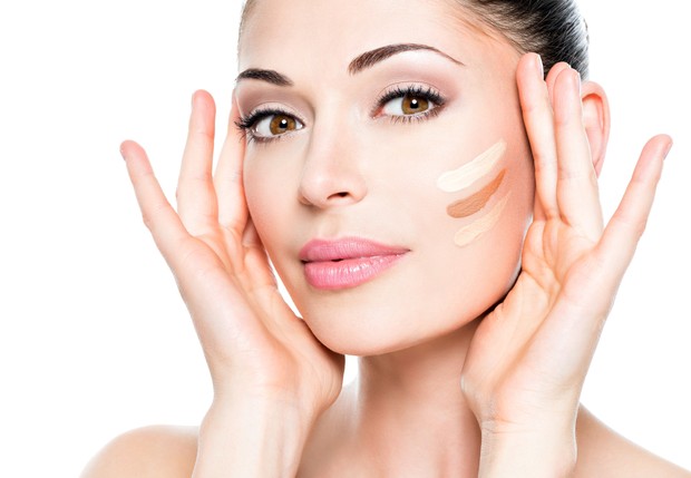 Warna foundation yang tidak sesuai dengan tone kulit dapat membuat wajah tampak lebih tua