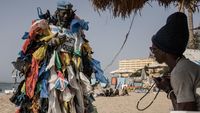 Semangat Manusia Plastik Lawan Pencemaran Lingkungan di Senegal