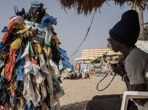 Semangat Manusia Plastik Lawan Pencemaran Lingkungan di Senegal