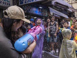 Tamu Hotel Thailand Meroket, Demi Ikut Festival Songkran