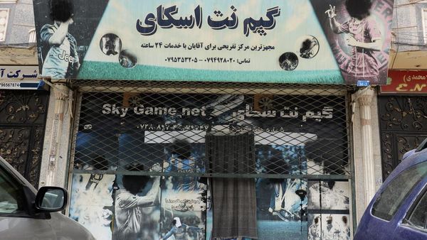 Taliban Larang Keluarga dan Perempuan Makan di Restoran