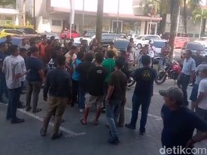 Viral Cekcok Driver Taksi Online vs Pangkalan di Batam gegara Rebutan Penumpang Viral Cekcok Driver Taksi Online vs Pangkalan di Batam gegara Rebutan Penumpang