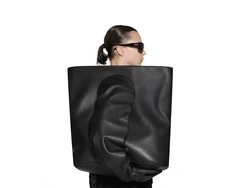 Balenciaga Kena Hujat Lagi, Tas Pembersih Toilet Rp 64 Juta Jadi Sebab