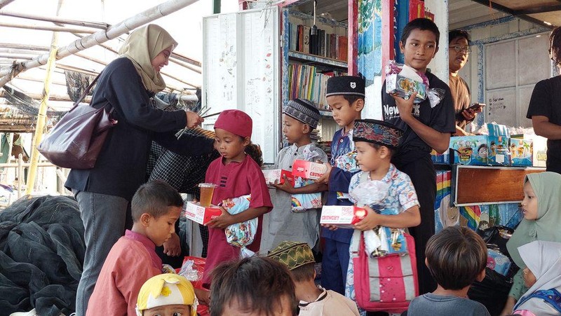 Tim berbuatbaik.id Bagi-bagi Alat Salat untuk Anak-anak Nelayan