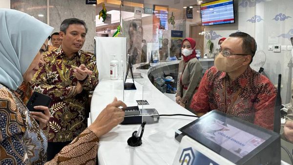 Tinjau Persiapan Outlet Jaga Lebaran