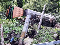 Ikuti Google Maps, Truk Aspal Jatuh ke Jurang di Sukabumi