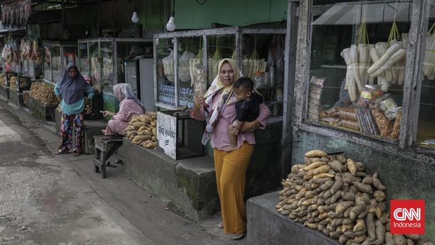 Pedagang Ubi dan Peuyem di jalur Cadas Pangeran. Sumedang, Selasa, 21 Maret 2023.