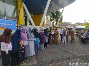 Warga Kepung Gedung di Cimahi Demi Paket Sembako Murah