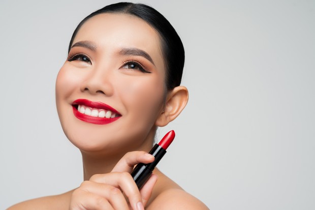 Warna lipstik terlalu gelap dapat membuat wajah tampak lebih tua