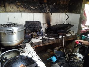 Kompor Meleduk, Warung Pecel Ayam Kebakaran