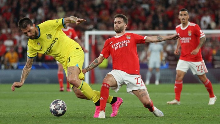 Inter Milans Italian defender Francesco Acerbi (L) vies with Benficas Portuguese midfielder Rafa Silva (C) during the UEFA Champions League quarter final first leg football match between SL Benfica and Inter Milan at the Luz stadium in Lisbon on April 11, 2023. (Photo by CARLOS COSTA / AFP) (Photo by CARLOS COSTA/AFP via Getty Images)