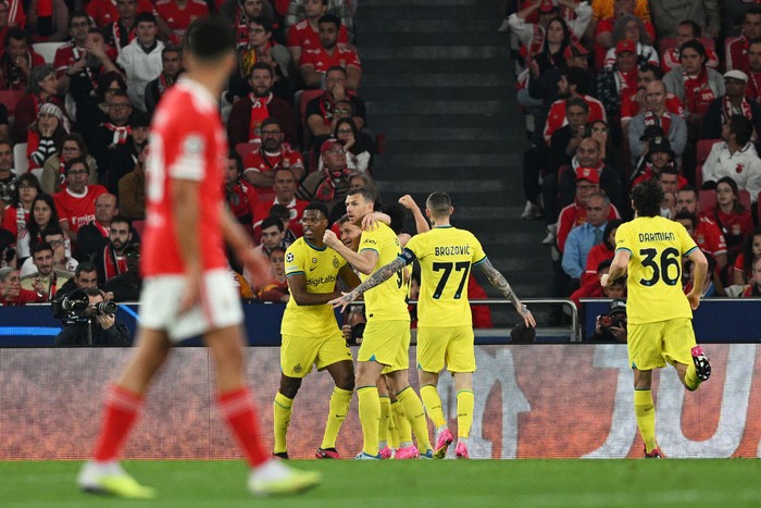 1481459494 LISBON, PORTUGAL - APRIL 11: Nicolo Barella of FC Internazionale celebrates after scoring the team's first goal with teammates during the UEFA Champions League quarterfinal first leg match between SL Benfica and FC Internazionale at Estadio do Sport Lisboa e Benfica on April 11, 2023 in Lisbon, Portugal. (Photo by Octavio Passos/Getty Images)