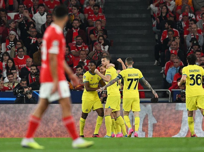 LISBON, PORTUGAL - APRIL 11: Nicolo Barella of FC Internazionale celebrates after scoring the team's first goal with teammates during the UEFA Champions League quarterfinal first leg match between SL Benfica and FC Internazionale at Estadio do Sport Lisboa e Benfica on April 11, 2023 in Lisbon, Portugal. (Photo by Octavio Passos/Getty Images)