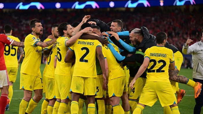 LISBON, PORTUGAL - APRIL 11:  Players of FC Internazionale celebrates the win at the end of the UEFA Champions League quarterfinal first leg match between SL Benfica and FC Internazionale at Estadio do Sport Lisboa e Benfica on April 11, 2023 in Lisbon, Portugal. (Photo by Mattia Ozbot - Inter/Inter via Getty Images)
