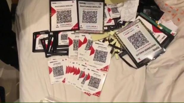 Polisi menangkap pelaku penempelan QRIS palsu di masjid bernama M Iman Mahlil Lubis. Selain itu, polisi juga mengamankan sejumlah barcode QRIS di lokasi penangkapan.