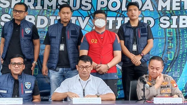 5 Fakta Soal Pelaku Penempelan QRIS Palsu di Masjid Ditangkap Polisi menangkap pelaku penempelan QRIS palsu di masjid. Pelaku bernama M Iman Mahlil Lubis, eks karyawan bank BUMN. Berikut sederet fakta soal penangkapannya.